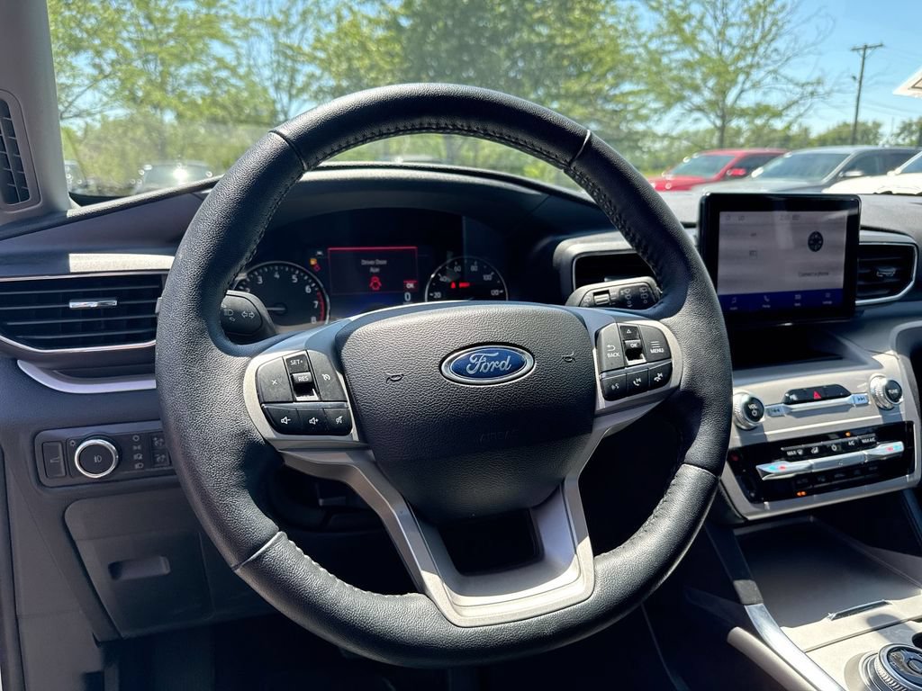 Used 2024 Ford Explorer XLT w/ Equipment Group 202A AWD/4WD image 3