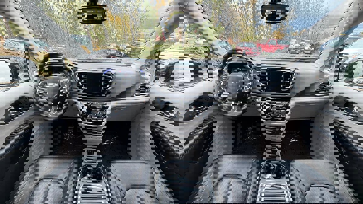 Used 2020 Chrysler Pacifica Touring-L Plus image 32