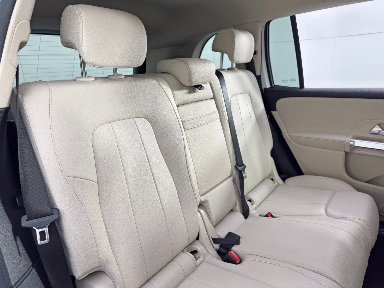Used 2020 Mercedes-Benz GLB 250 4MATIC w/ Premium Package image 39