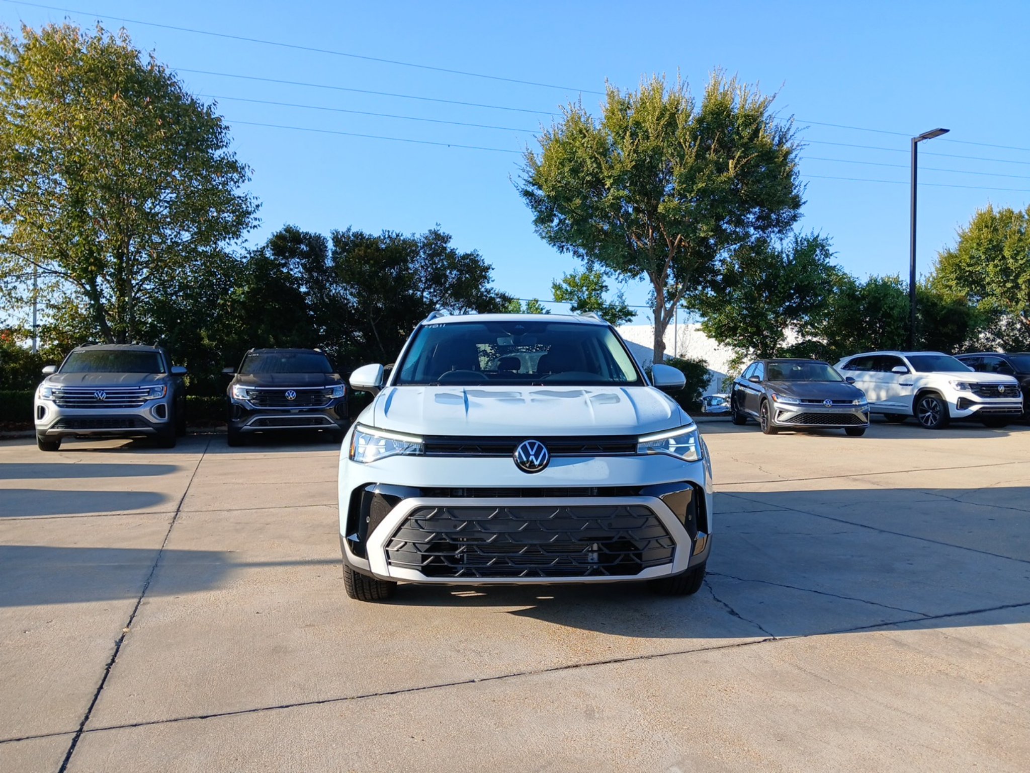 New 2027 Volkswagen Taos SE FWD image 2