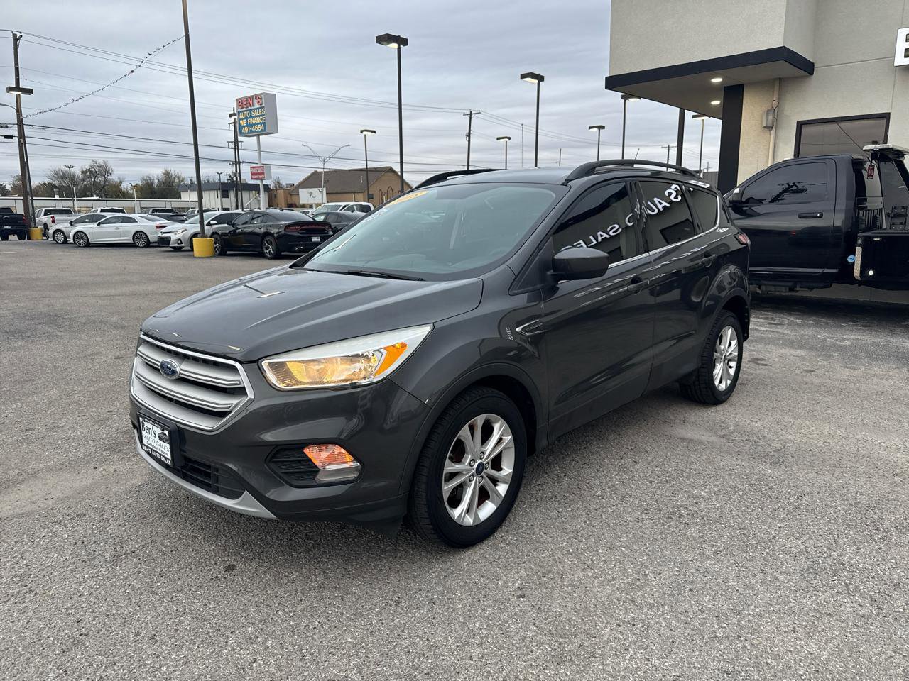 Used 2018 Ford Escape SE image 2