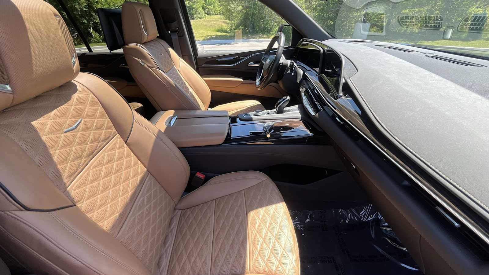 Used 2021 Cadillac Escalade Premium Luxury AWD/4WD image 7
