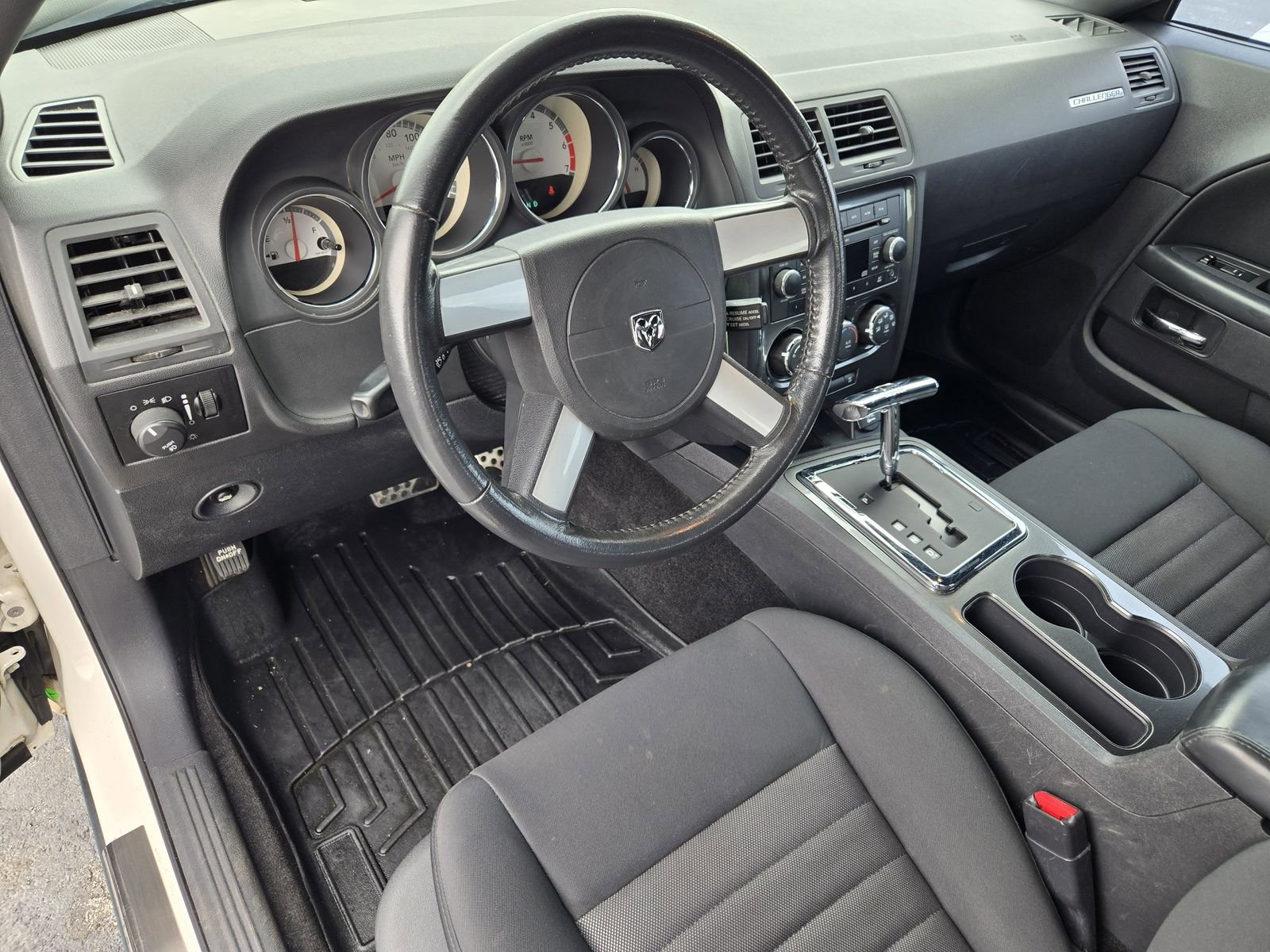 Used 2009 Dodge Challenger R/T RWD image 25