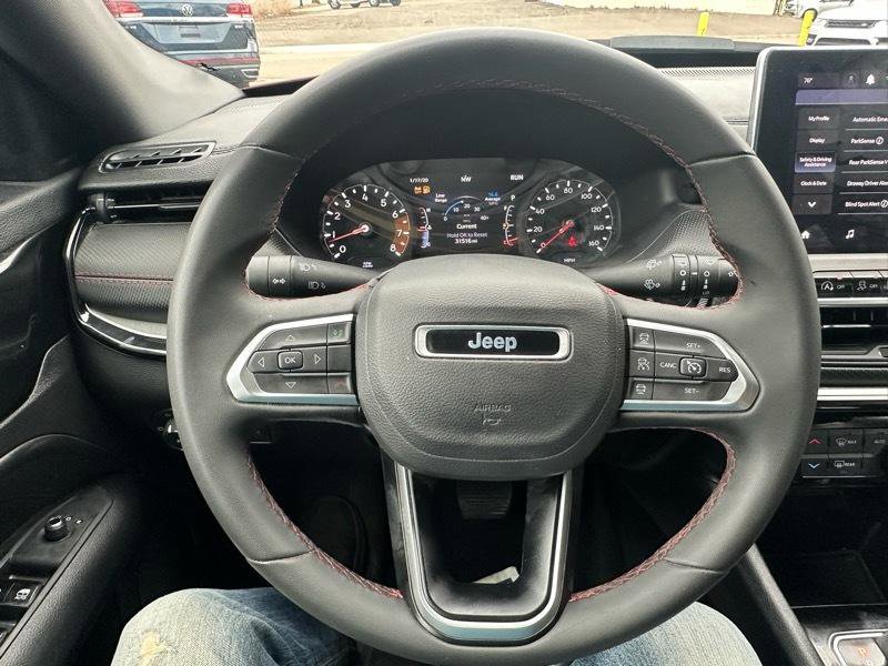 Used 2025 Jeep Compass Trailhawk AWD/4WD image 10