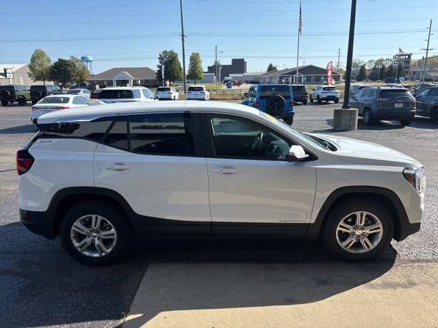 Used 2024 GMC Terrain SLE image 8
