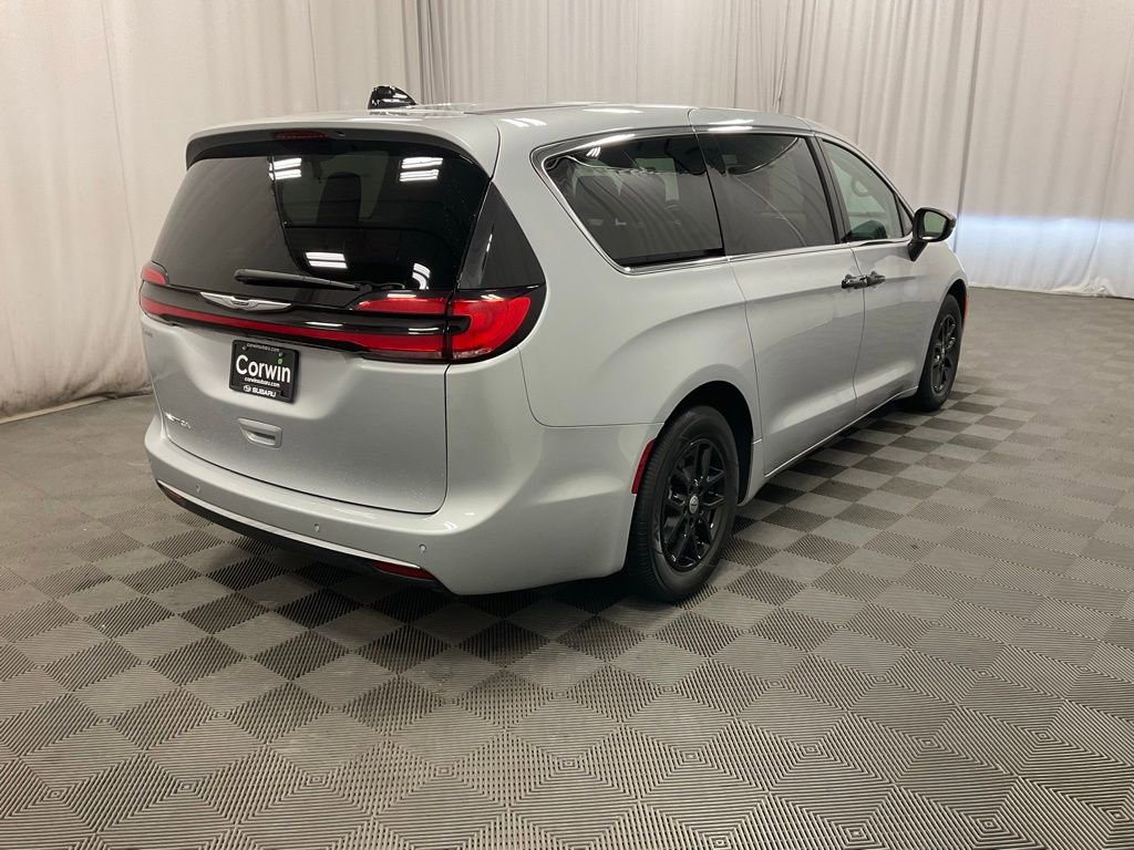 Used 2023 Chrysler Pacifica Touring-L image 34