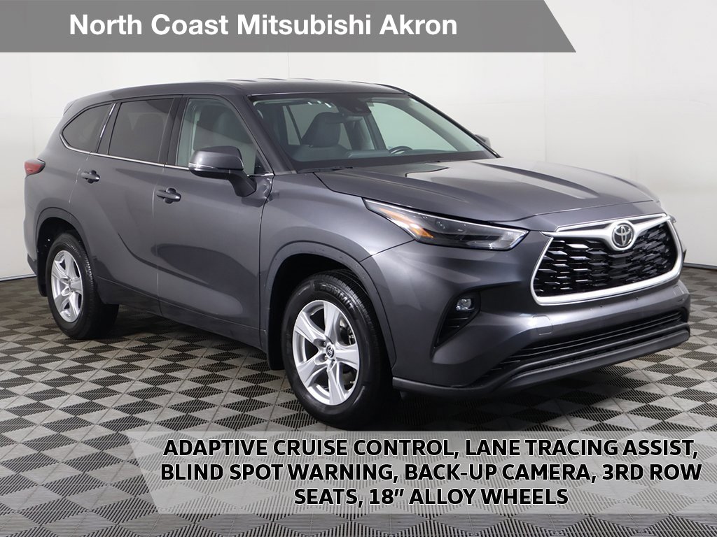 Used 2022 Toyota Highlander LE image 1