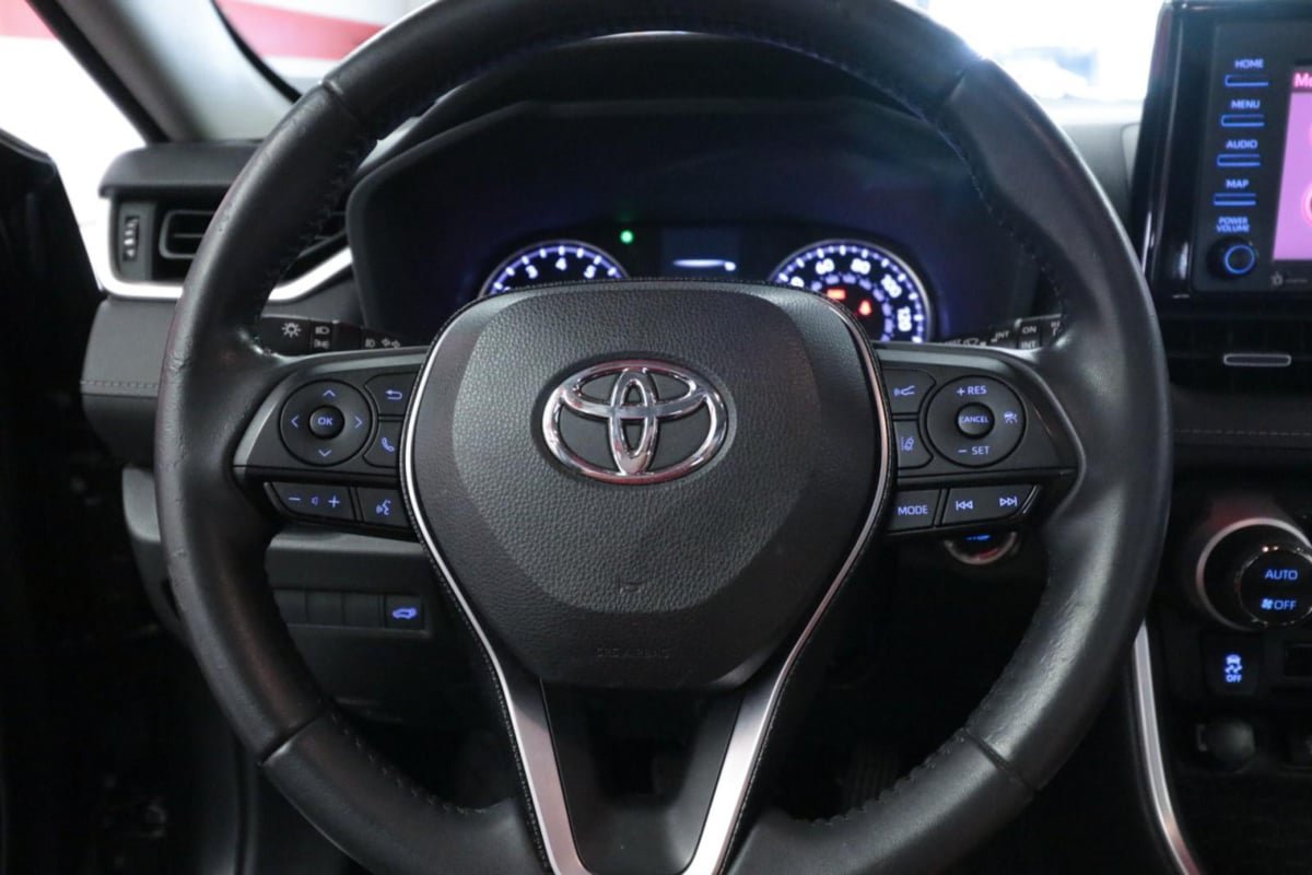 Used 2020 Toyota RAV4 XLE Premium FWD image 23