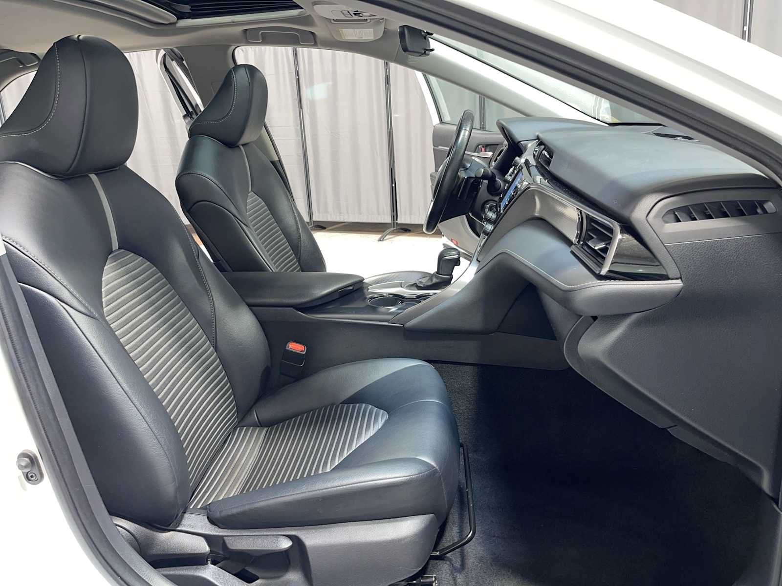 Used 2020 Toyota Camry SE FWD image 14