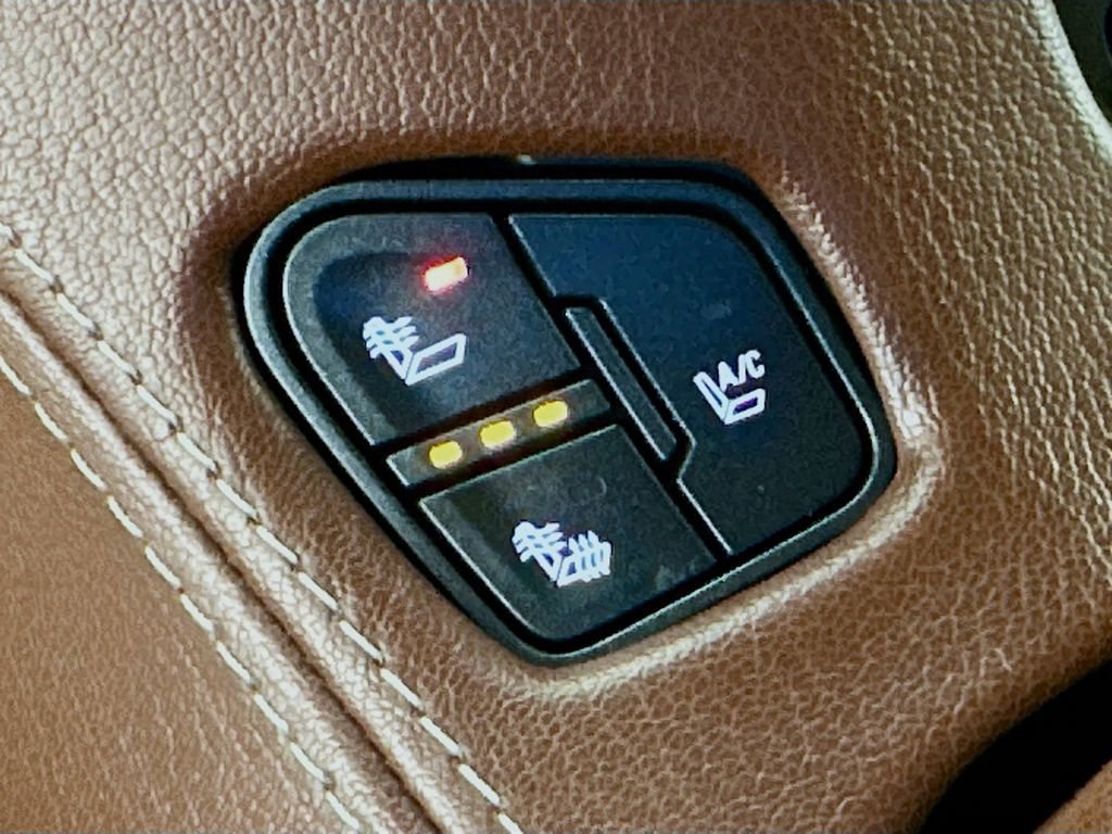 Used 2015 Chevrolet Suburban LTZ RWD image 21