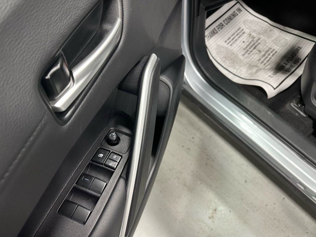 Used 2025 Toyota Corolla Cross XSE w/ Convenience Package image 9