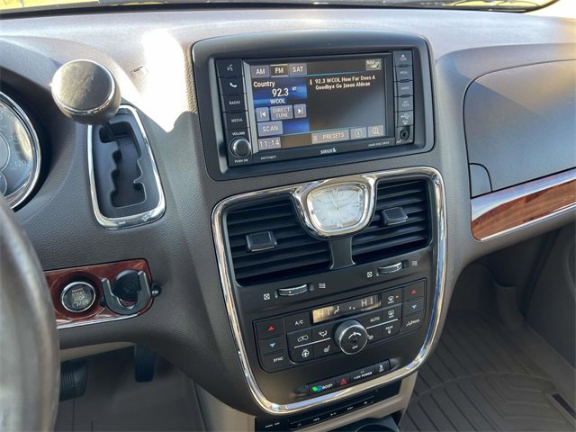 Used 2013 Chrysler Town & Country Touring-L w/ Driver Convenience Group image 21