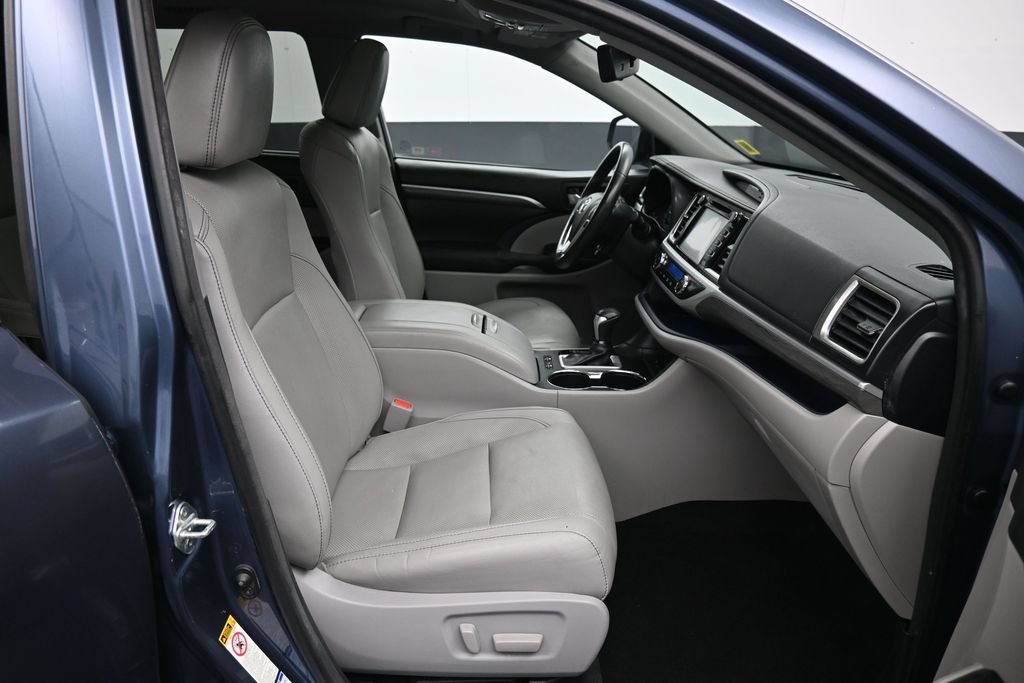 Used 2017 Toyota Highlander Limited Platinum w/ Carpet Mat Package AWD/4WD image 27