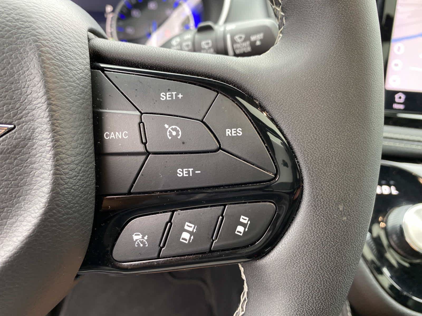 Used 2025 Chrysler Pacifica Limited FWD image 18