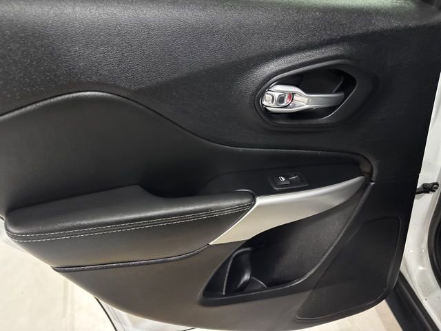 Used 2022 Jeep Cherokee Latitude w/ Sun & Sound Group image 29