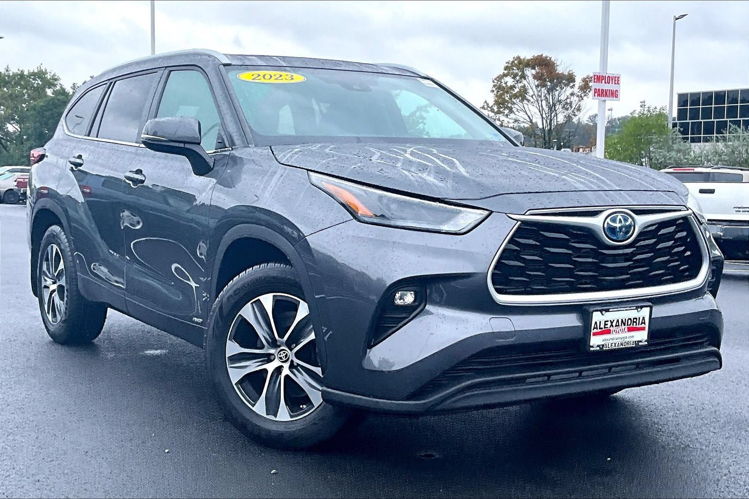 Used 2023 Toyota Highlander XLE AWD/4WD image 2