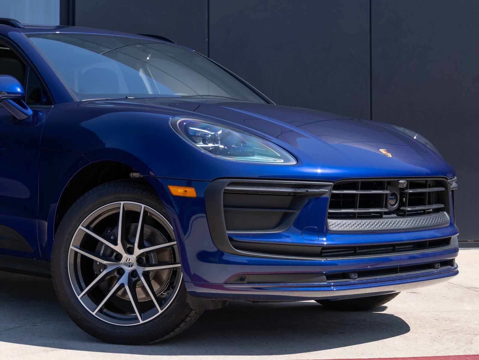 Certified 2025 Porsche Macan image 9