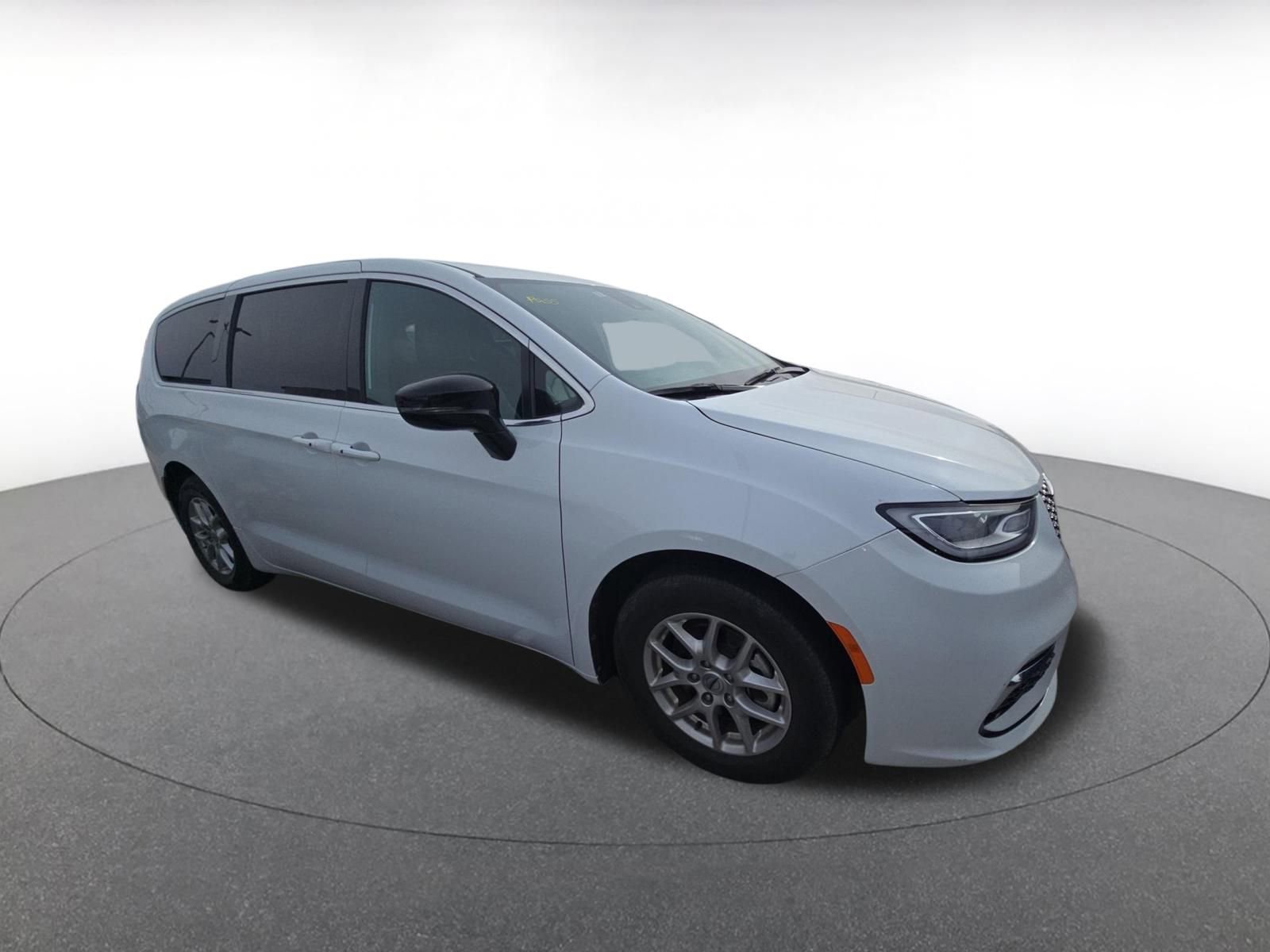 Used 2025 Chrysler Pacifica Select image 2