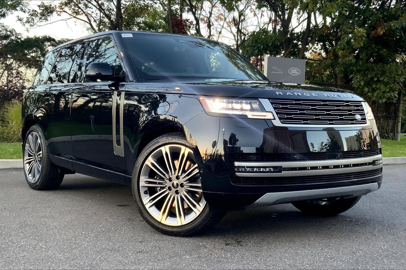 New 2025 Land Rover Range Rover SE image 2