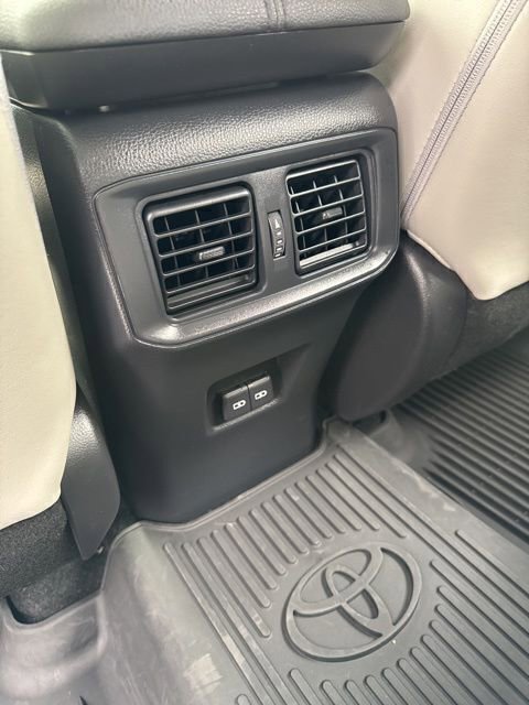 Used 2022 Toyota RAV4 XLE Premium image 16