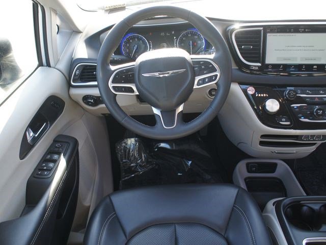 Used 2023 Chrysler Pacifica Touring-L image 5