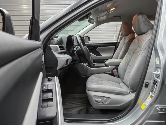 Used 2021 Toyota Highlander LE FWD image 13