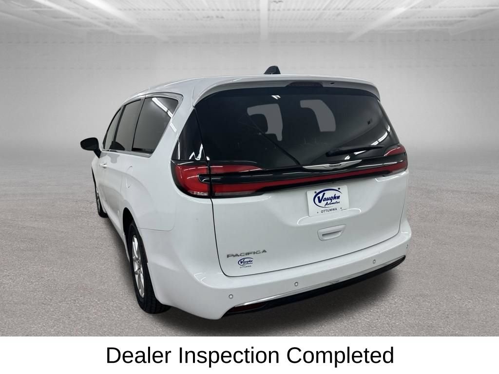 Used 2023 Chrysler Pacifica Touring-L FWD image 11
