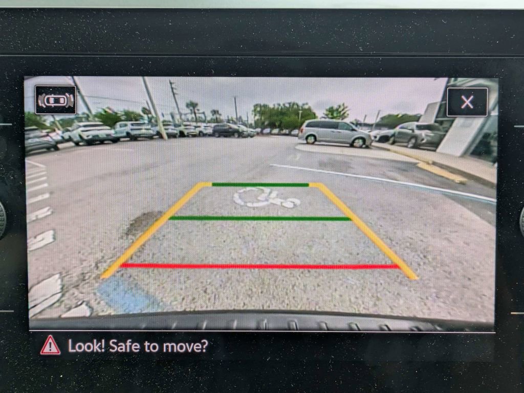 Certified 2025 Volkswagen Taos SE w/ Panoramic Sunroof Package image 26