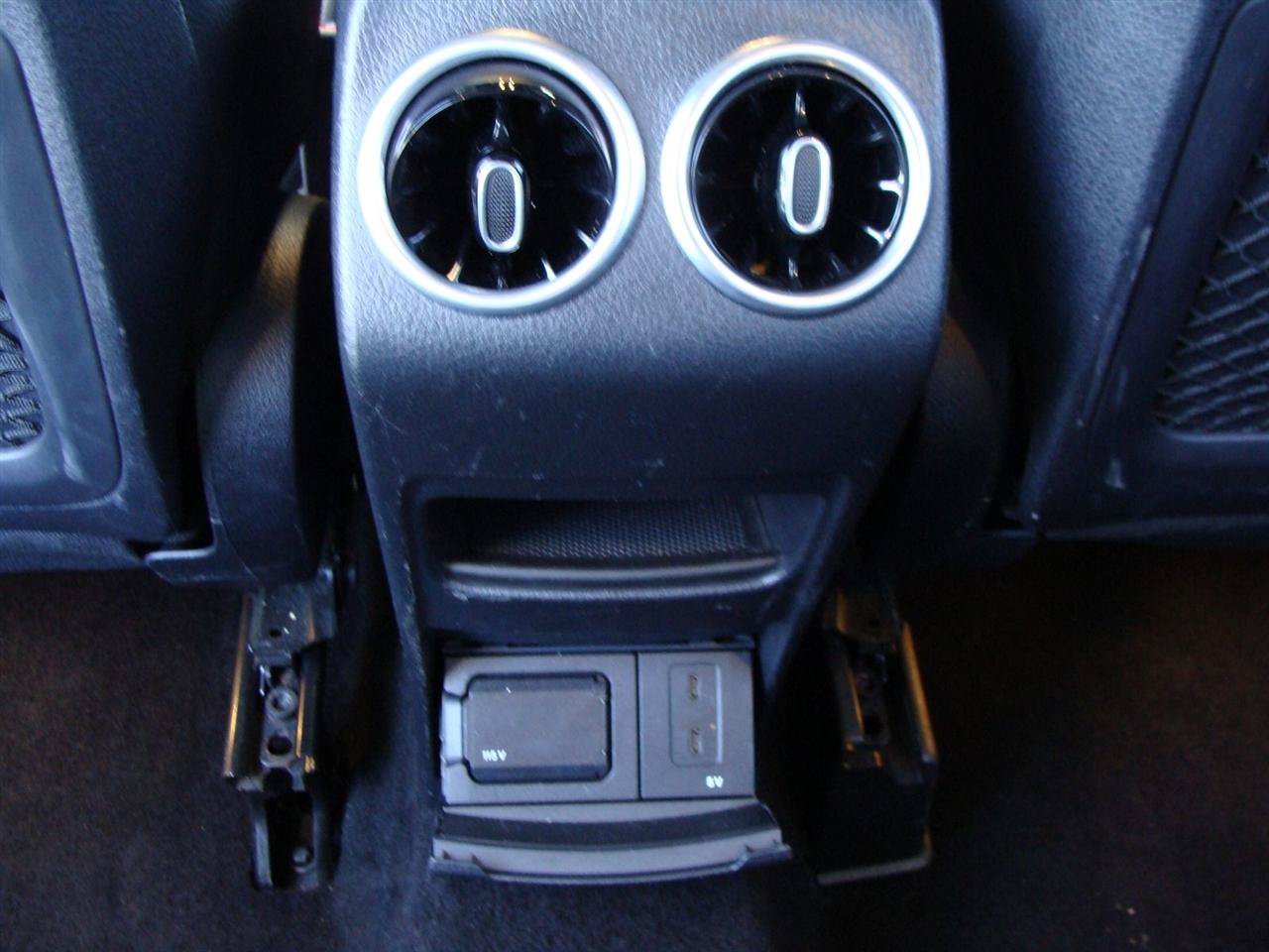 Used 2020 Mercedes-Benz GLB 250 4MATIC w/ Premium Package image 37