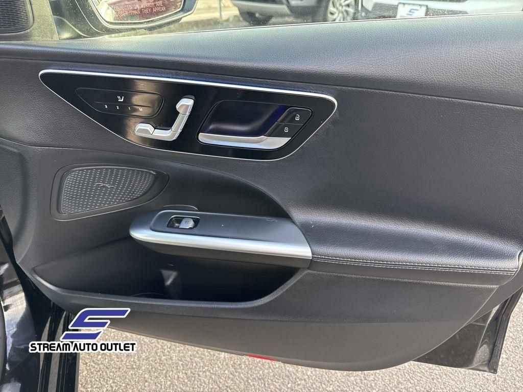 Used 2025 Mercedes-Benz C 300 4MATIC Sedan image 38