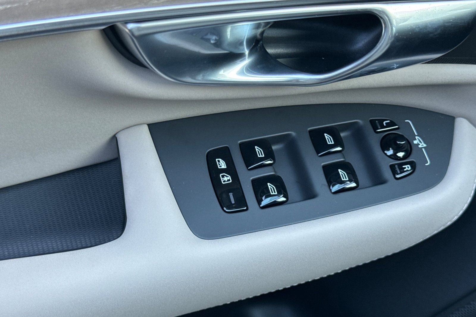 New 2026 Volvo XC90 T8 Plus w/ Protection Package image 15