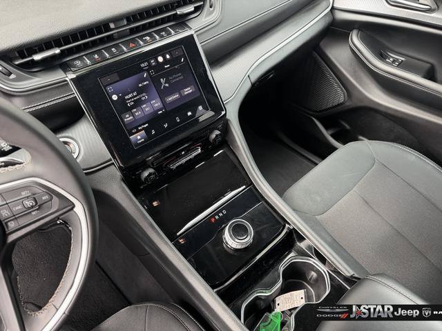 Used 2023 Jeep Grand Cherokee Laredo AWD/4WD image 22