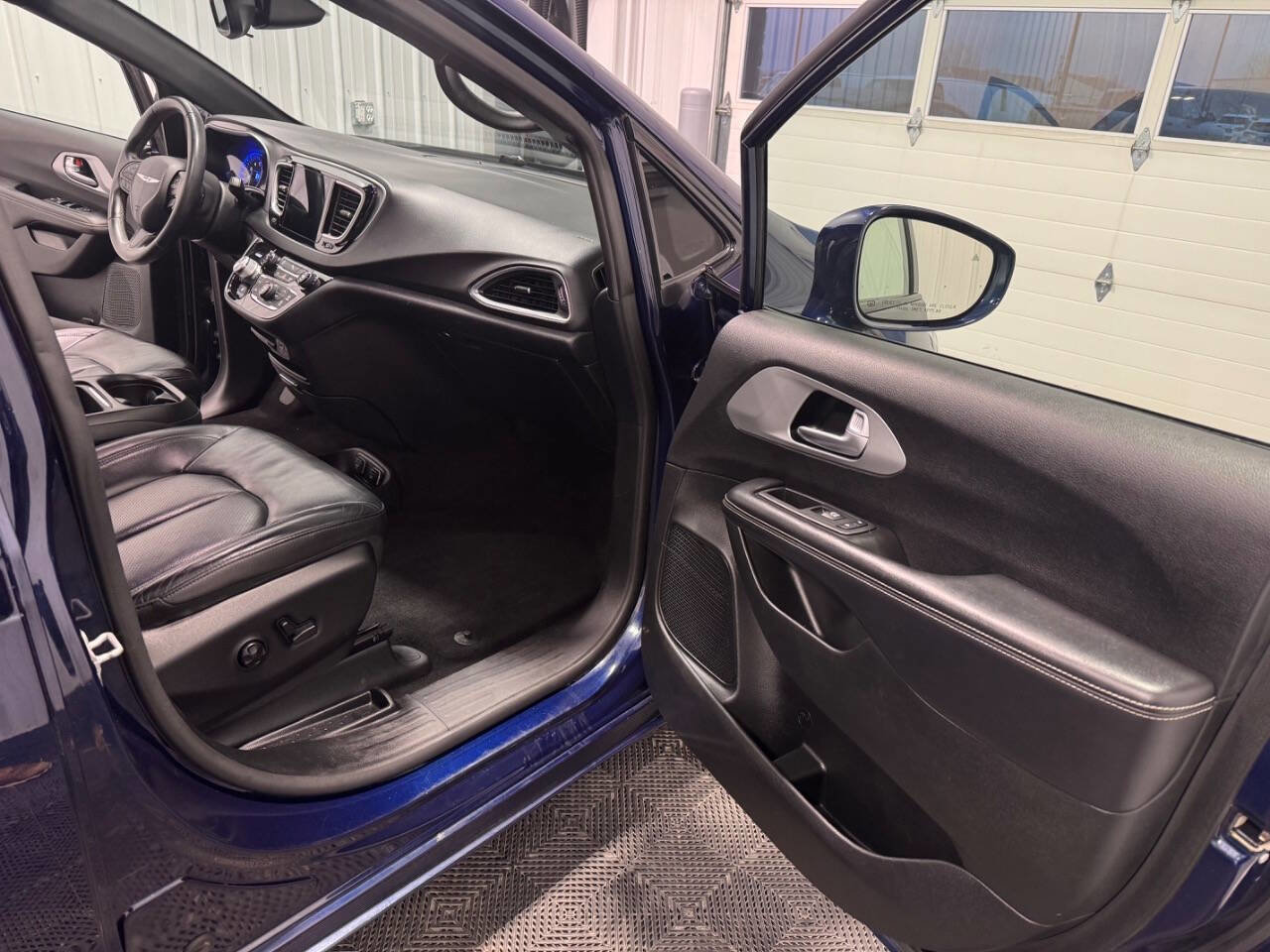 Used 2018 Chrysler Pacifica Touring-L w/ Premium Audio Group image 13