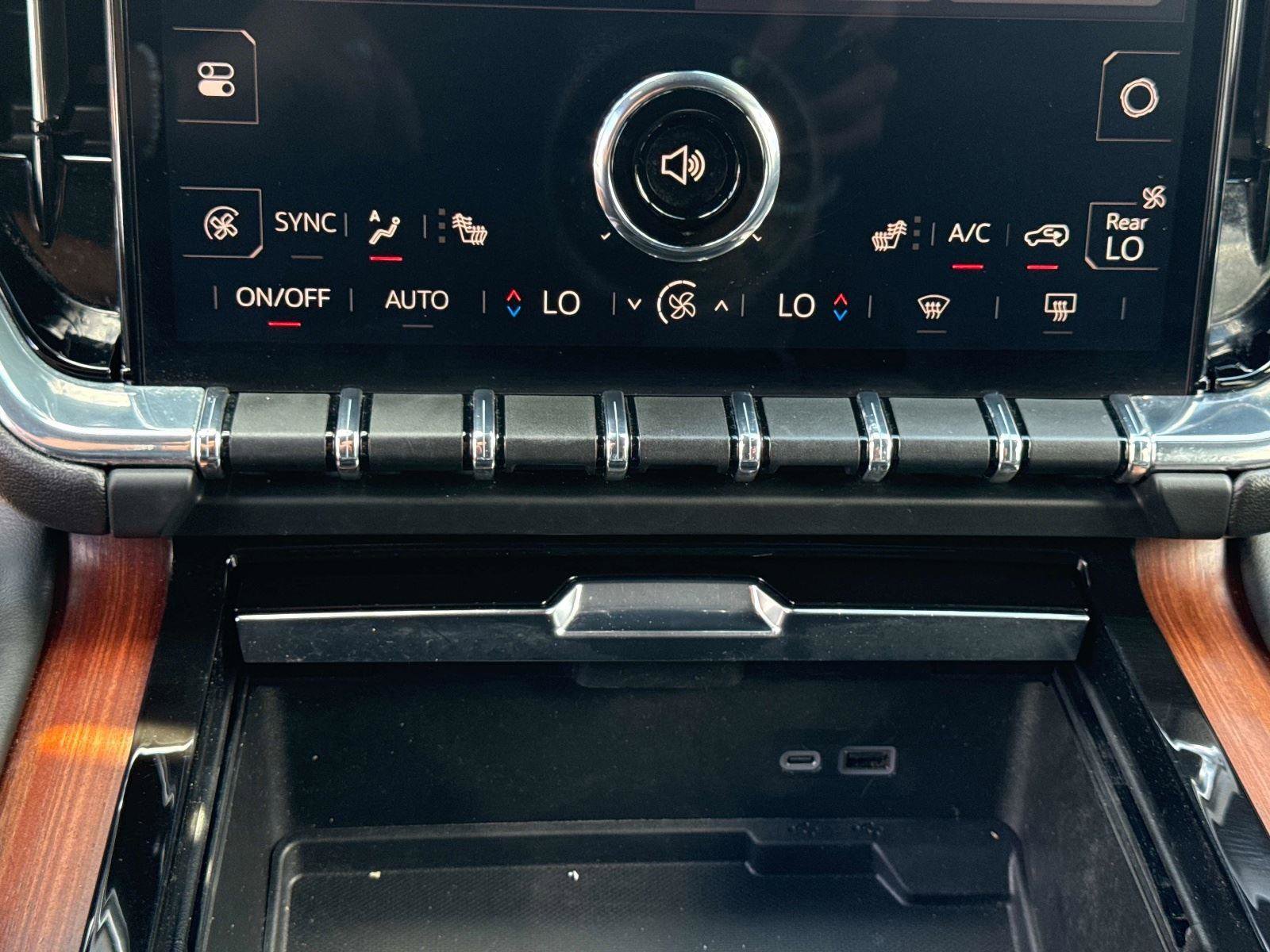 Used 2025 GMC Yukon Denali RWD image 27