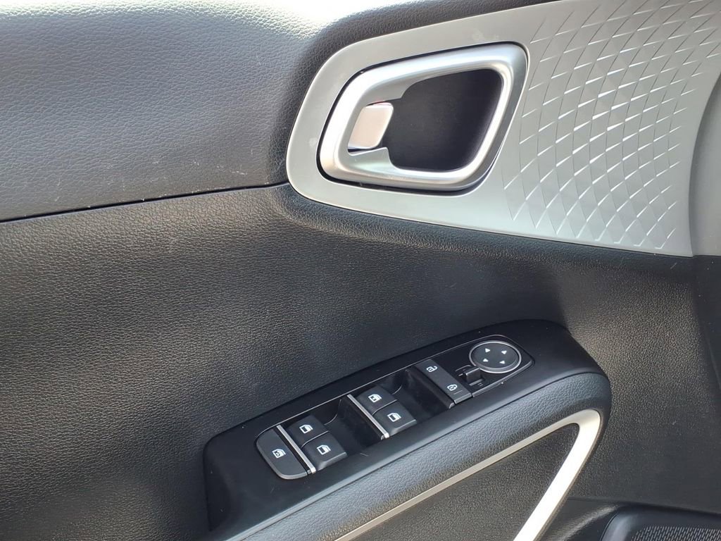 Used 2022 Kia Soul LX w/ Technology Package FWD image 4