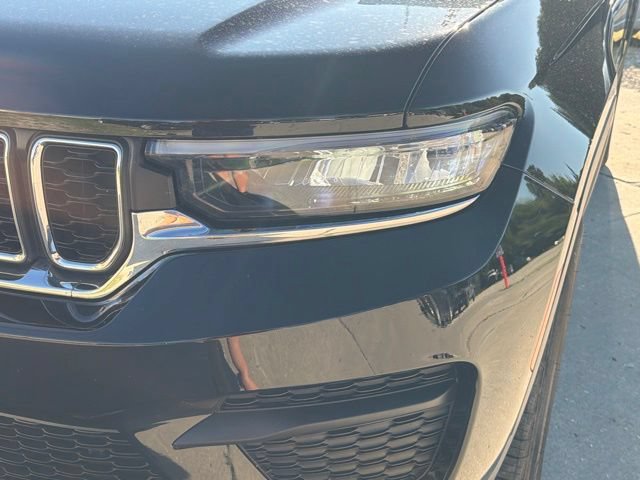 Used 2025 Jeep Grand Cherokee Laredo X w/ Luxury Tech Group I AWD/4WD image 10