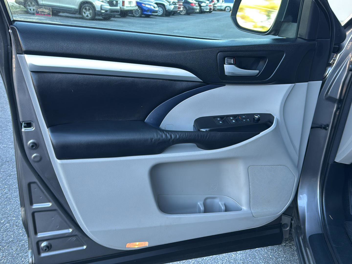 Used 2016 Toyota Highlander XLE image 14