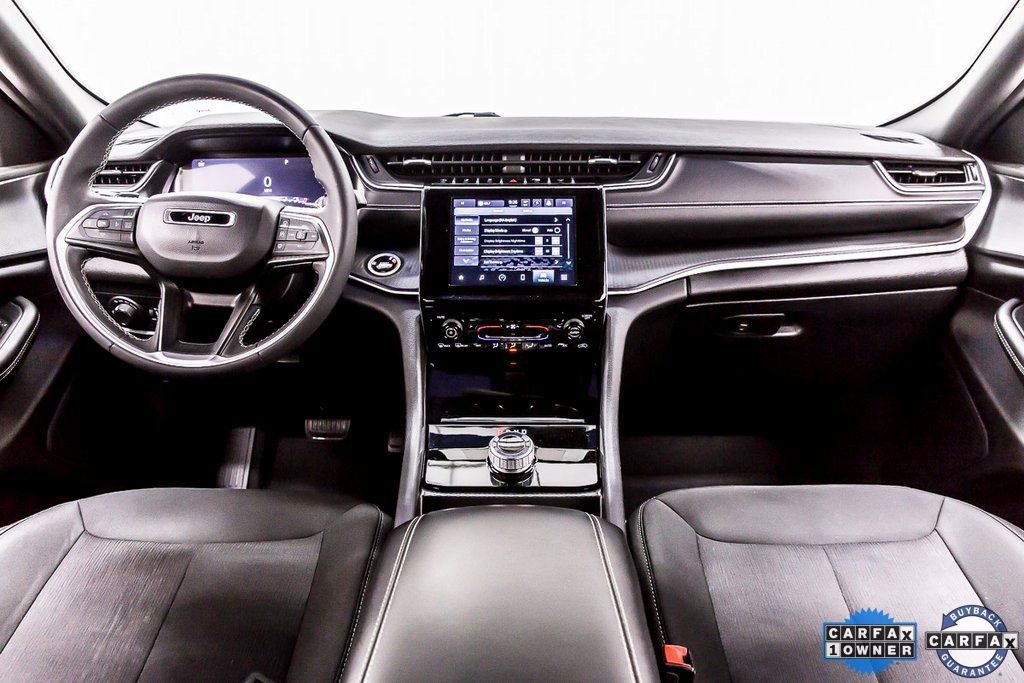 Used 2024 Jeep Grand Cherokee Laredo image 18