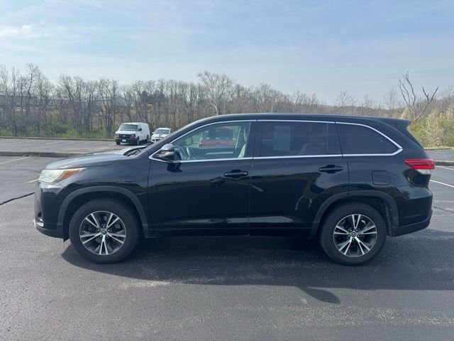 Used 2017 Toyota Highlander LE image 6