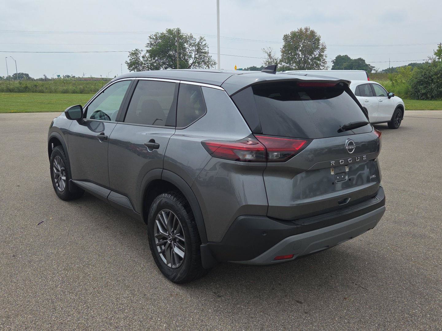 Used 2023 Nissan Rogue S AWD/4WD image 3