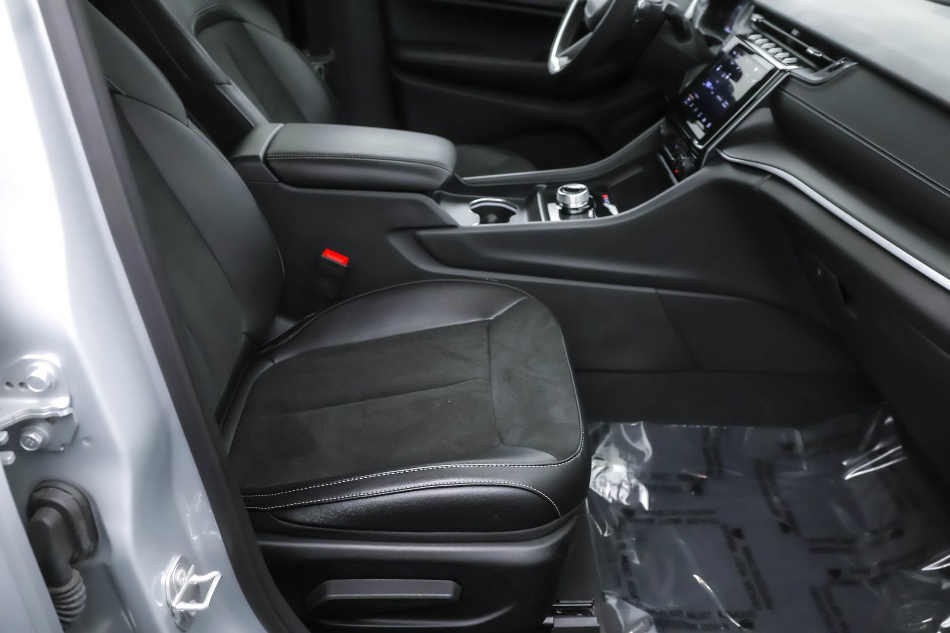 Used 2025 Jeep Grand Cherokee L Altitude image 32