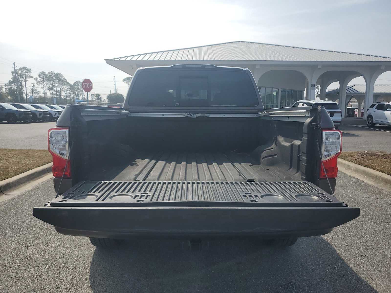 Used 2018 Nissan Titan SL image 5