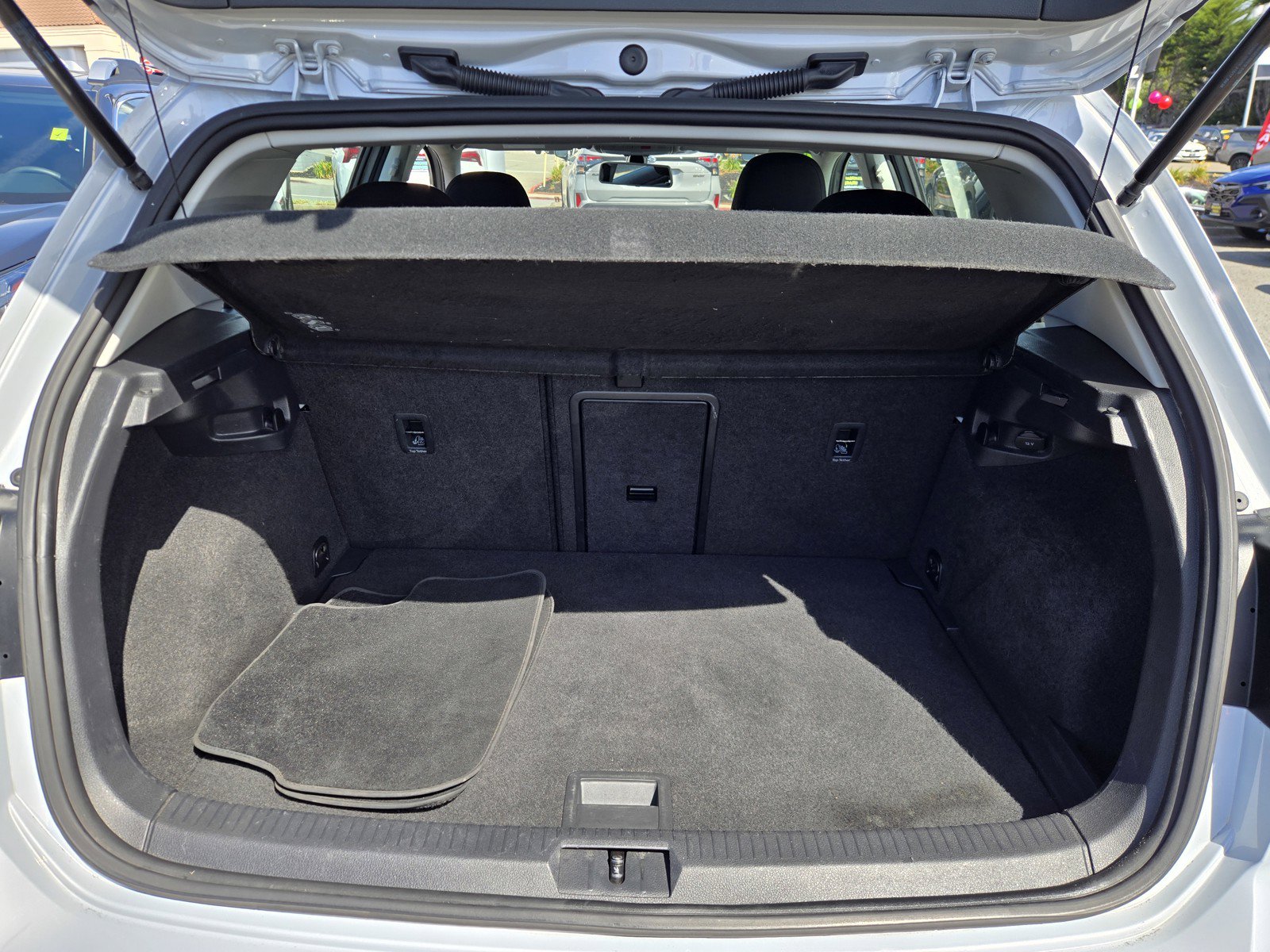 Used 2017 Volkswagen e-Golf SE FWD image 27