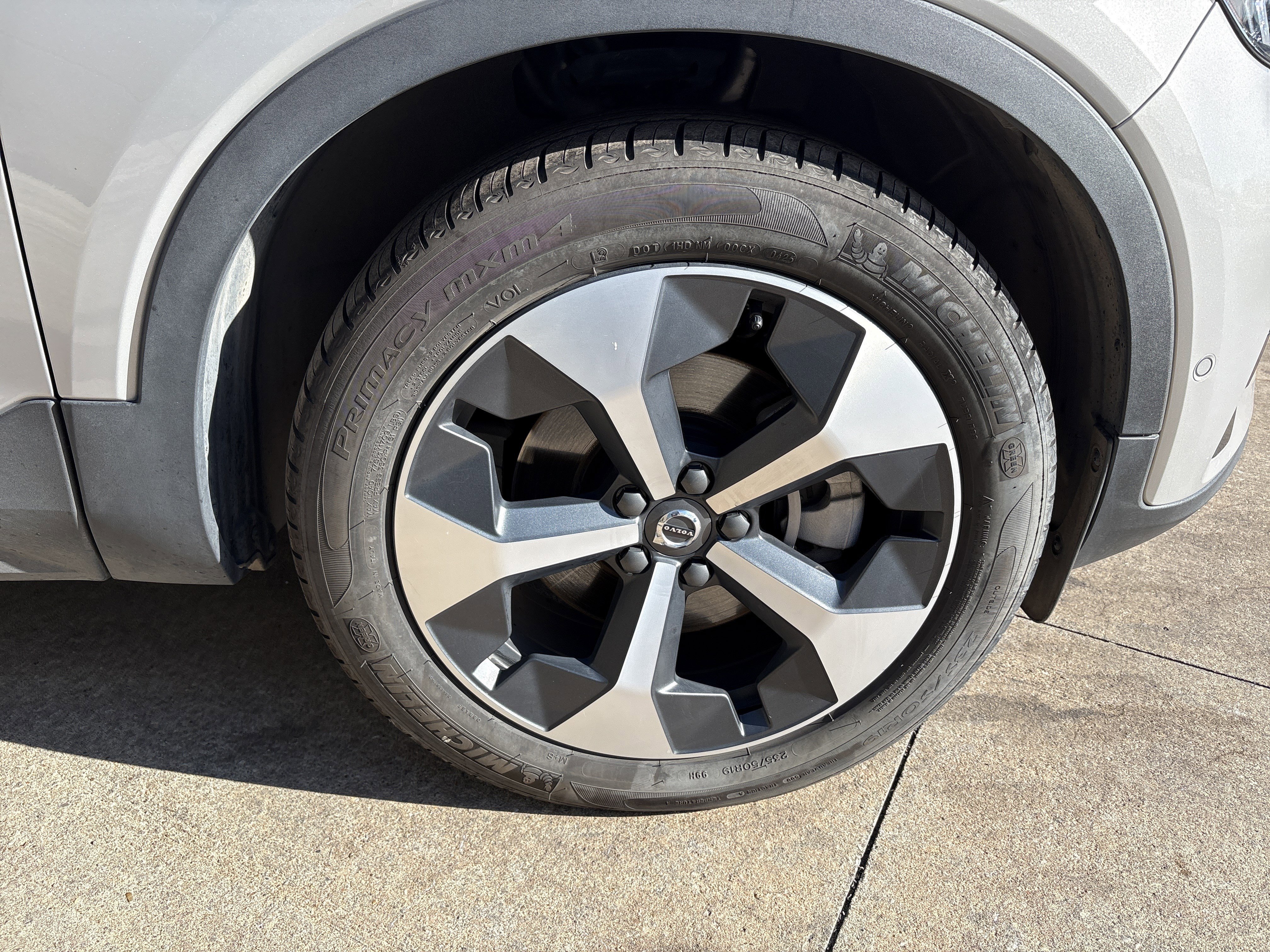 Used 2025 Volvo XC40 B5 Plus image 32