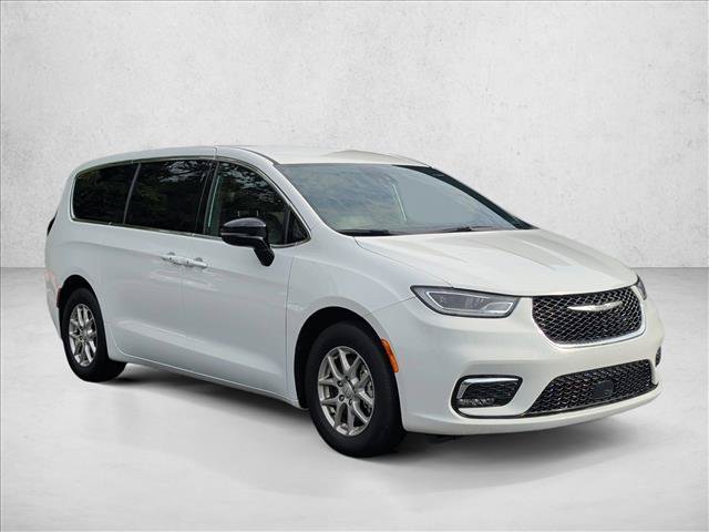 Used 2025 Chrysler Pacifica Select FWD image 3