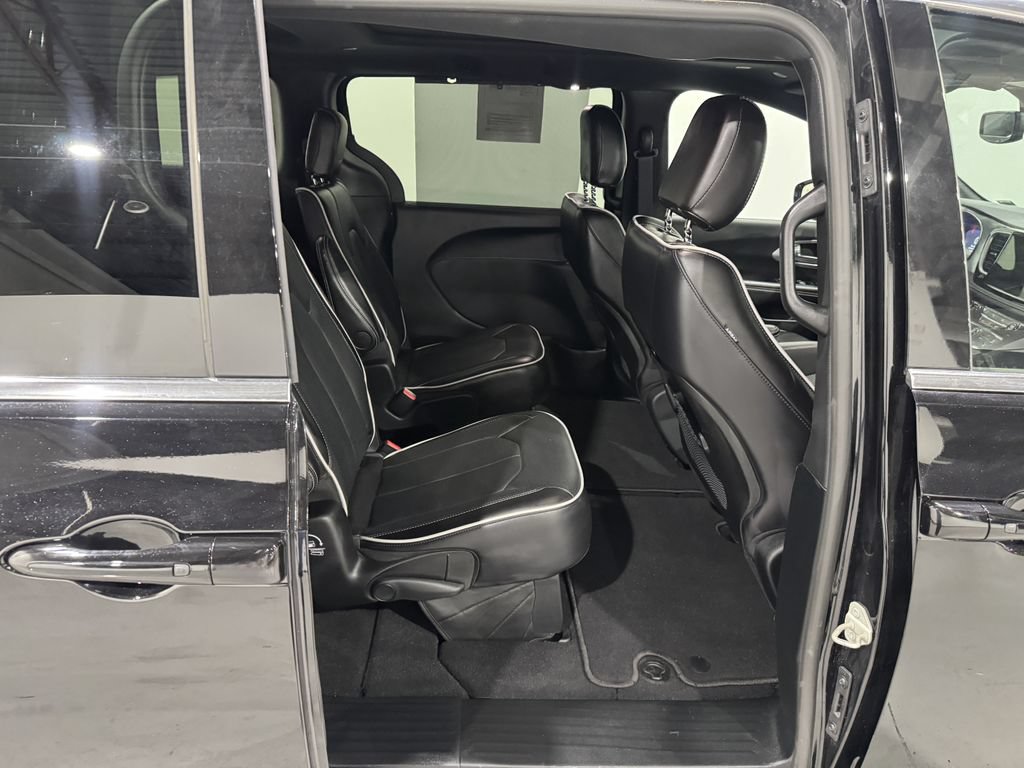 Used 2026 Chrysler Pacifica Limited FWD image 24