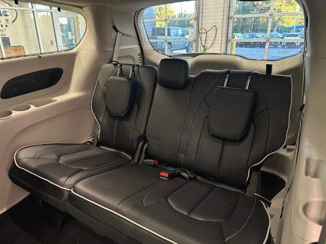 Used 2024 Chrysler Pacifica Limited AWD/4WD image 19