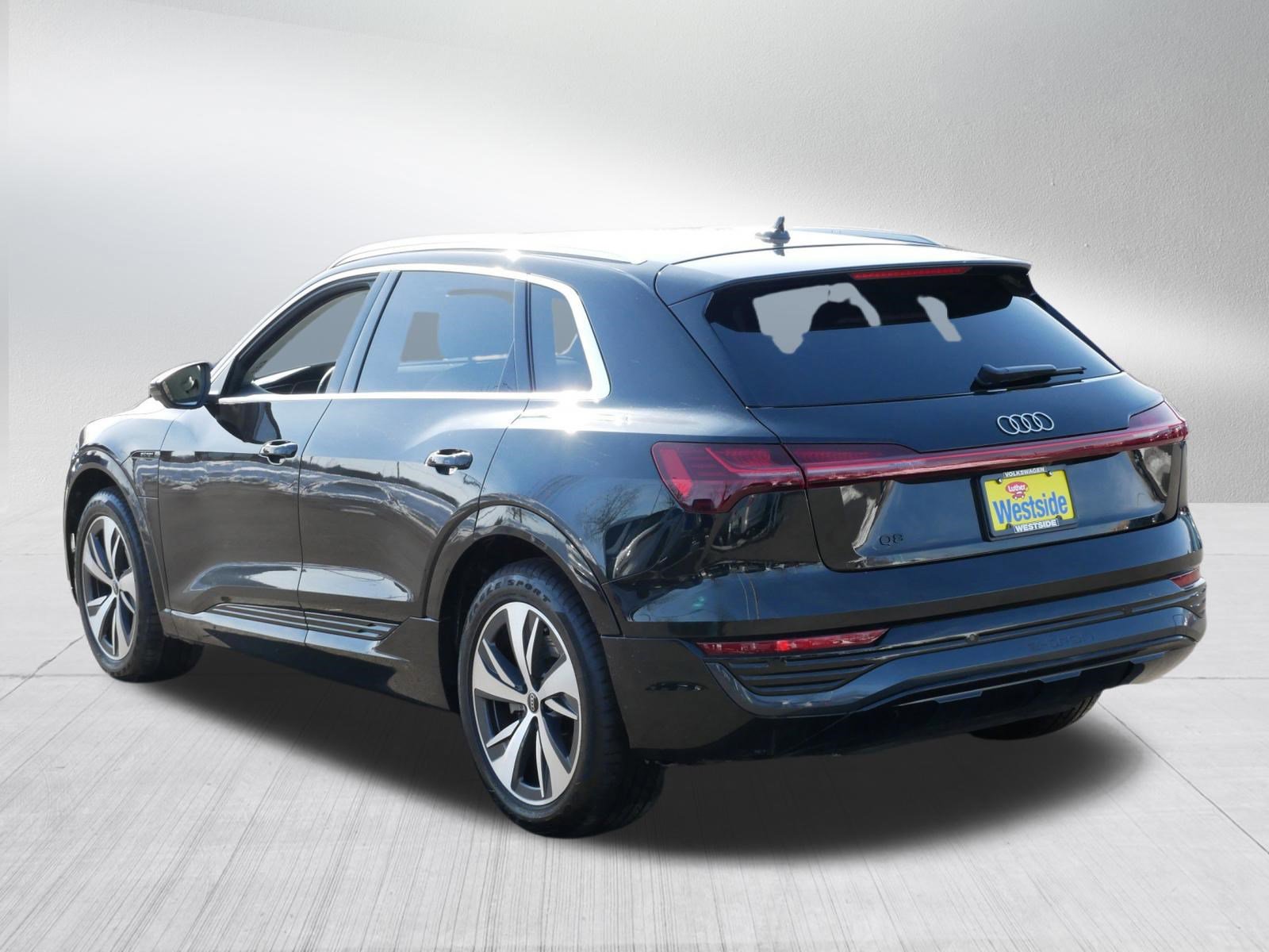Used 2024 Audi Q8 e-tron Premium Plus image 5