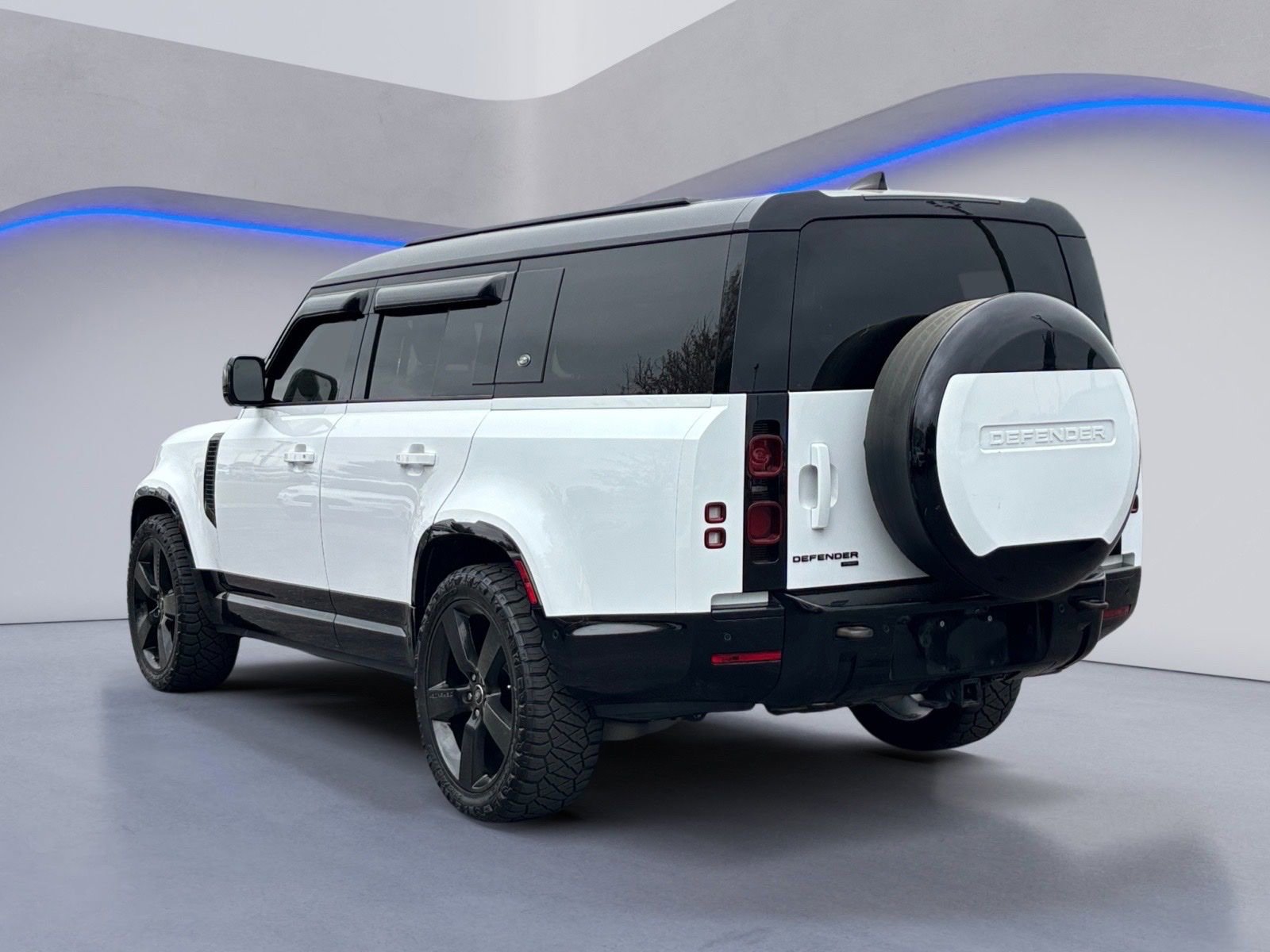 Used 2023 Land Rover Defender 130 X-Dynamic SE image 3