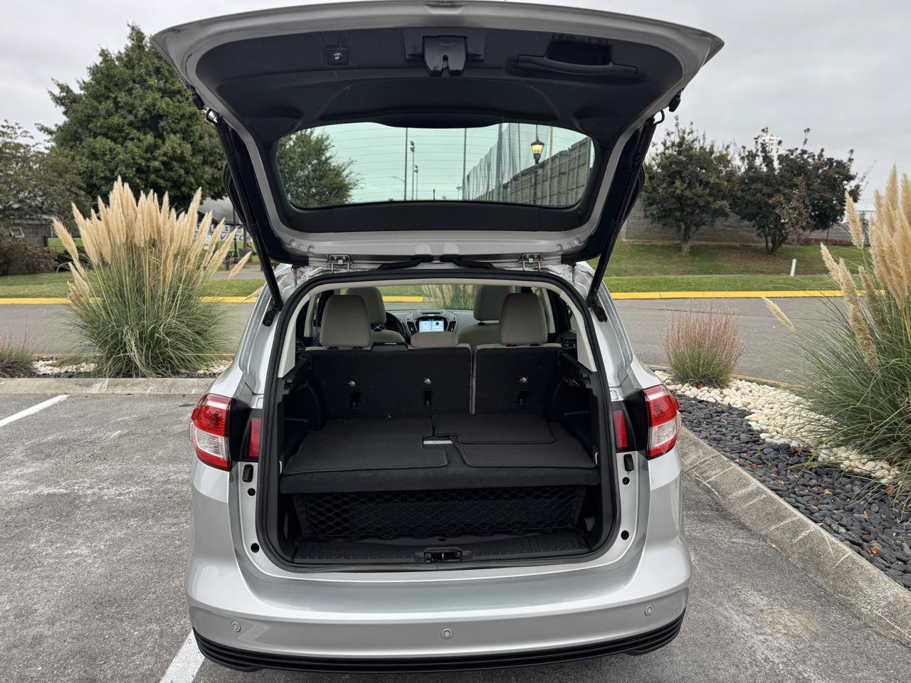 Used 2017 Ford C-MAX Energi SE w/ Equipment Group 401A FWD image 29
